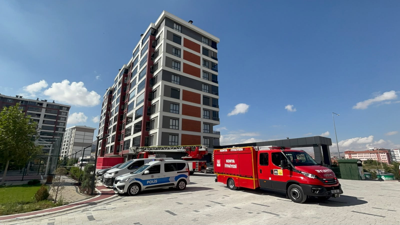 Konya'da işten çıkarılan işçi binanın çatısına çıktı!