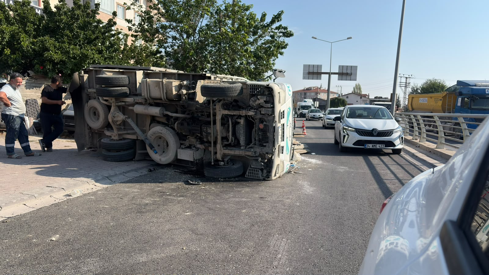 Konya'da ahşap yüklü kamyonet devrildi