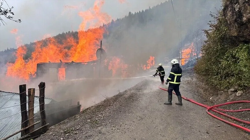 Kastamonu'da çıkan köy yangınına müdahale ediliyor