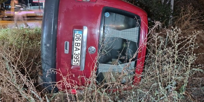 Konya'da yağışlı havada yoldan çıkan hafif ticari araç devrildi: 2 yaralı
