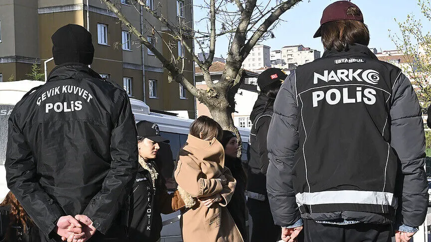 İstanbul'da sokak satıcılarına yönelik uyuşturucu operasyonunda 164 zanlı tutuklandı