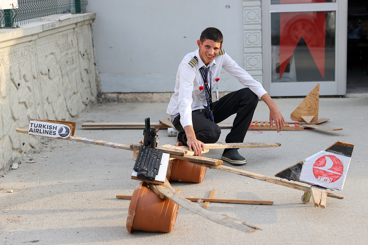 Konya'da pilot kıyafetleri ile sokaklarda uçan Burak'ın hayali gerçek oldu