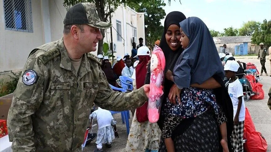 MSB Somali'de ihtiyaç sahibi gazi ve ailelerine tekerlekli sandalye dağıttı