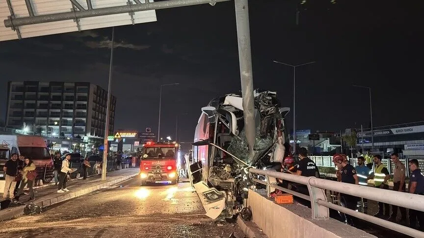 Adana'da yolcu otobüsünün tabela direğine çarpması sonucu 11 kişi yaralandı