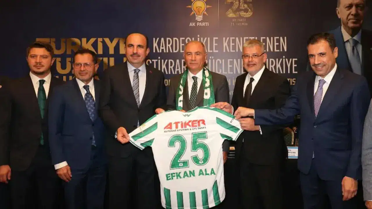 Konyaspor Başkanı Atiker’den Efkan Ala’ya 25 numaralı forma