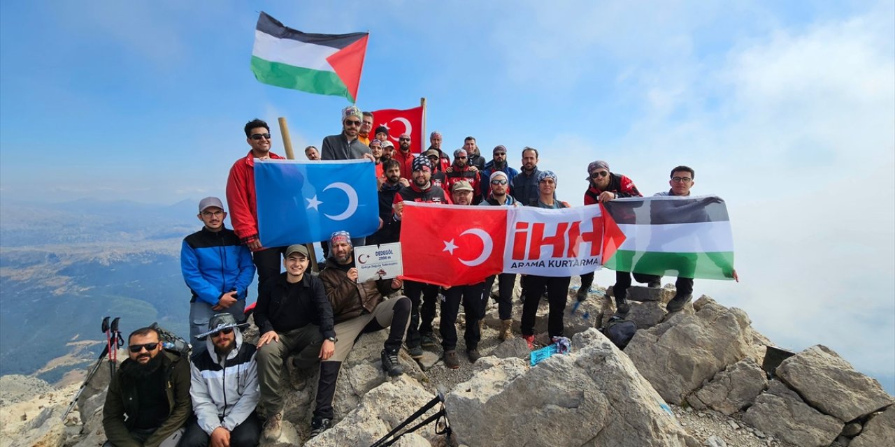 Filistin'e destek için Dedegül Zirvesi'ne tırmandılar