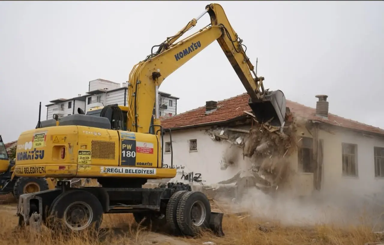 Konya Ereğli’de metruk yapılar için yıkım çalışmaları sürüyor