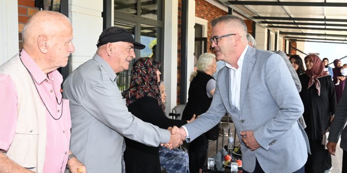 Başkan Ustaoğlu’ndan Huzurevine Ziyaret