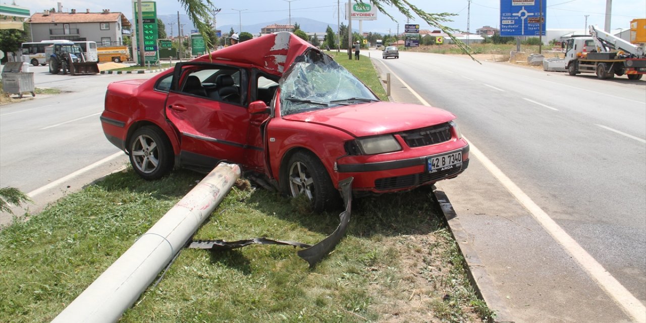 Konya'da otomobil aydınlatma direğine çarptı: 2 yaralı