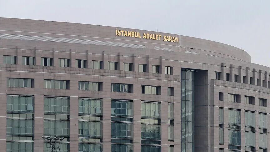 İstanbul merkezli FETÖ operasyonunda yakalanan 20 zanlı adliyede