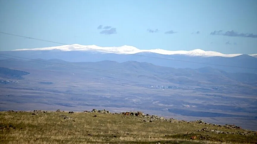 Kars'ın yüksek kesimlerine kar yağdı