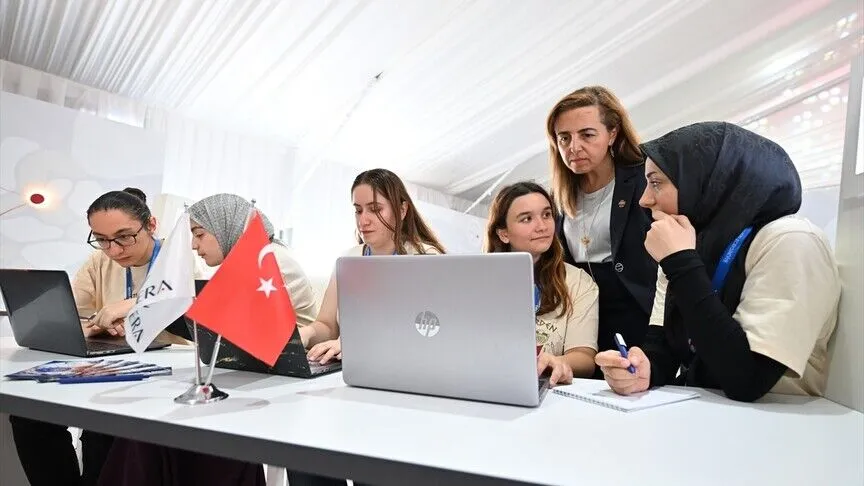 Yapay zekayla beyin kanserine yönelik molekül geliştiren üniversiteliler TEKNOFEST'te birinci oldu