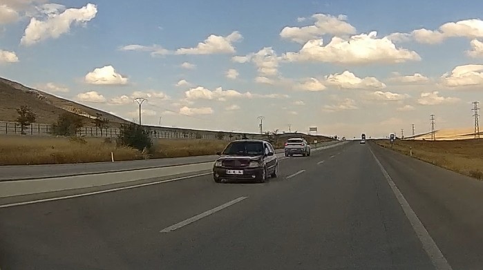 Konya’da faciadan dönüldü: Ters yönden gelen otomobil SUV ile kafa kafaya geldi