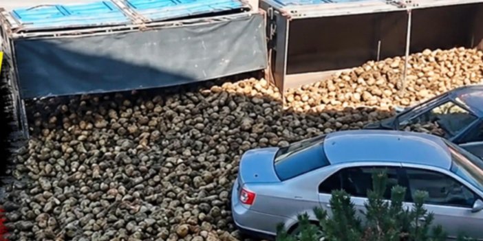 Konya'da alt geçitte kaza: Pancar yüklü traktör devrildi