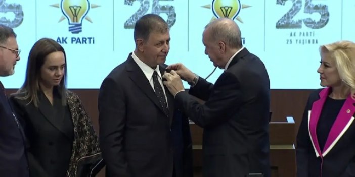 İzmir AK Parti'ye geçti! Cemil Tugay'a rozetini Cumhurbaşkanı Erdoğan taktı