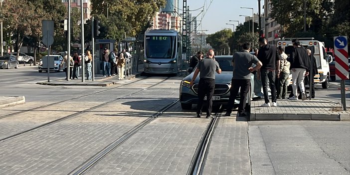 Konya'da kaza: Otomobil raylarda kaldı, tramvay seferleri durdu!