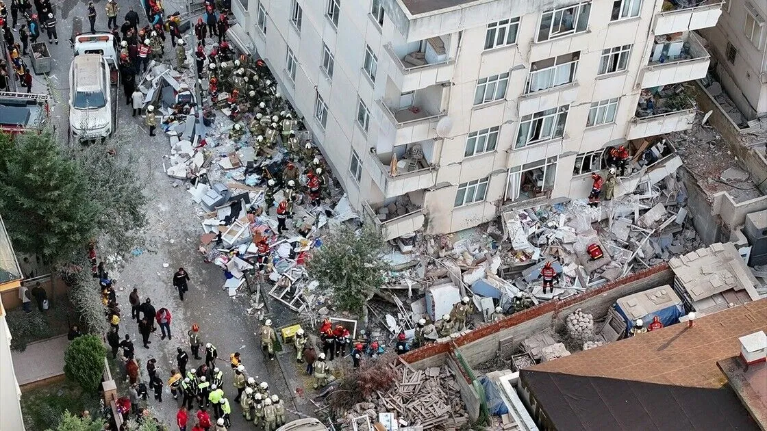 Maltepe'de 7 katlı binada kısmi çökme meydana geldi