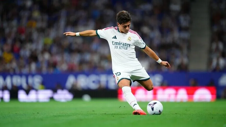 Real Madrid'de eylül ayının oyuncusu seçilen Arda Güler, ödülünü aldı