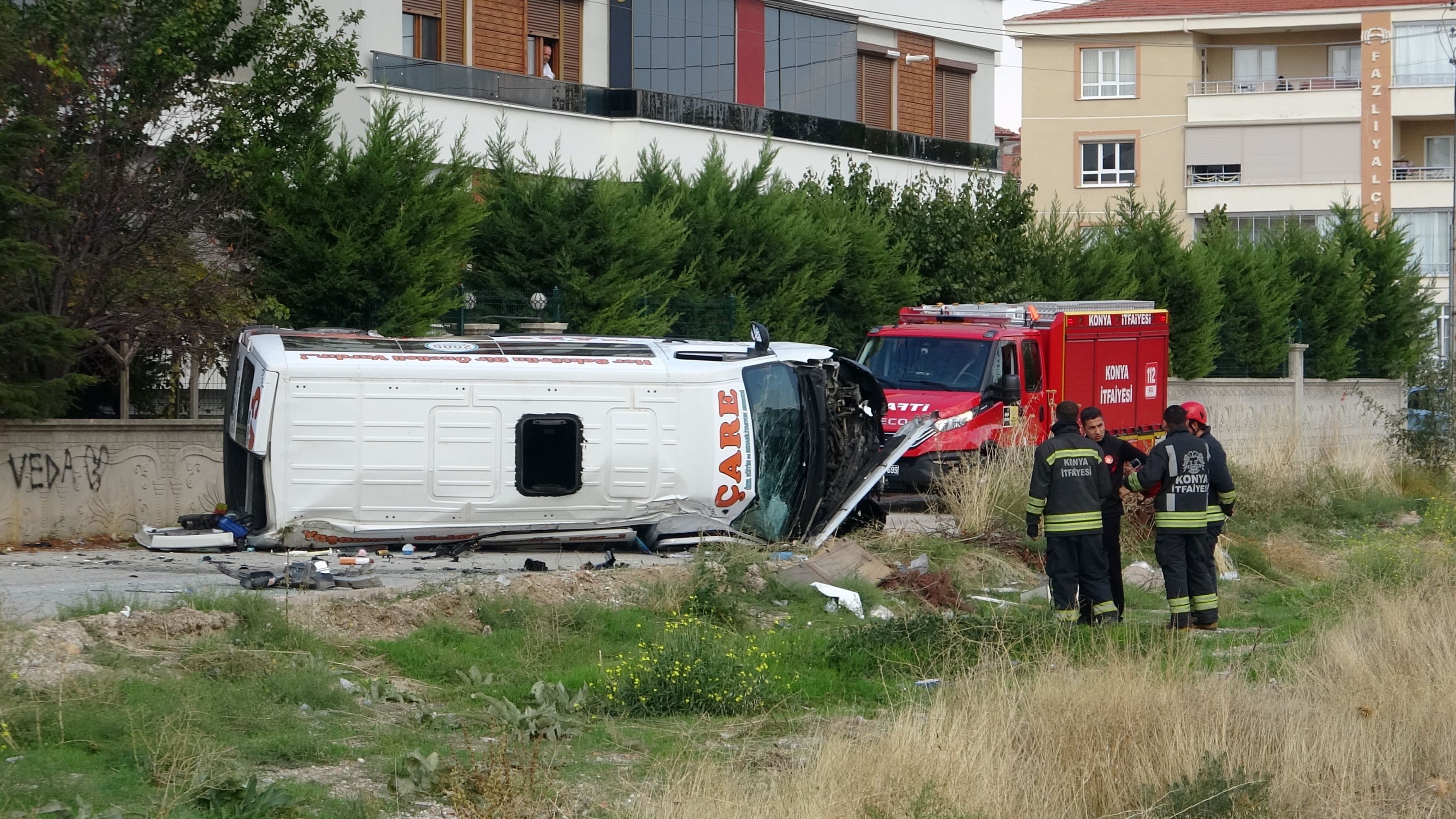 Konya’da servis minibüsü ile otomobil çarpıştı: 8’i çocuk 9 yaralı