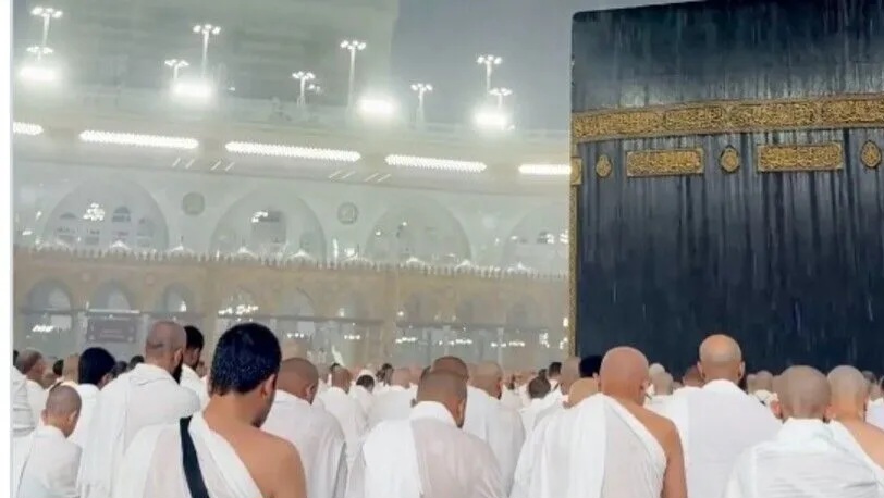 Kabe'de Müslümanlar sağanak altında akşam namazı kıldı