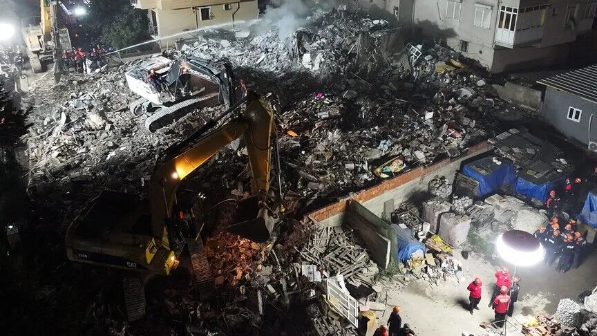 İstanbul Valiliği: Maltepe'de kısmen çöken binadaki enkazdan 11 kişi çıkarıldı 2 kişi hayatını kaybetti