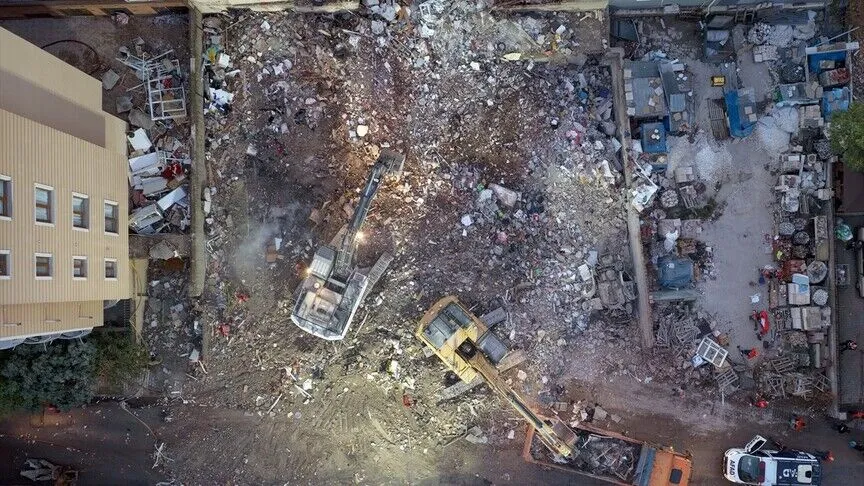 İstanbul'da kısmen çöken 7 katlı binada arama kurtarma çalışmaları tamamlandı, can kaybı 5'e yükseldi