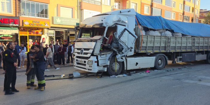 Konya'da kaza: İki tır çarpıştı, sürücü araçta sıkıştı!