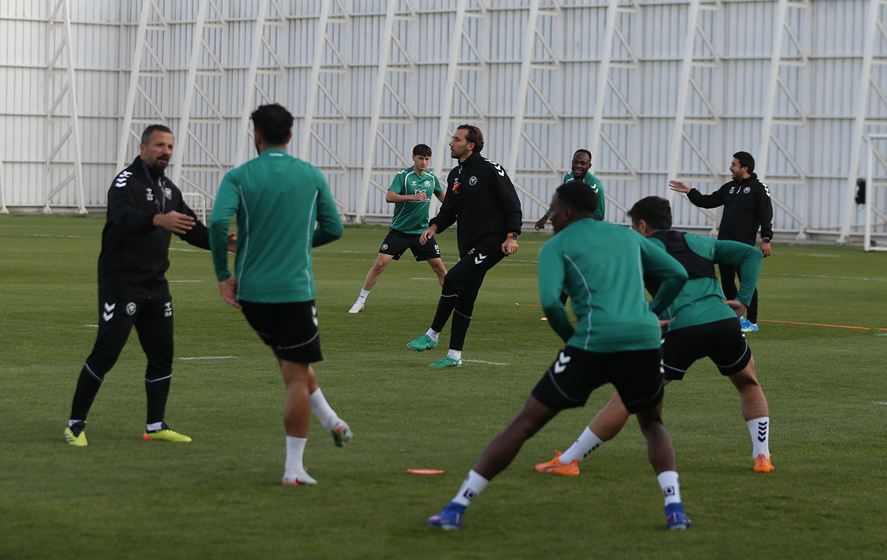 Gözler Konyaspor-Başakşehir maçında!