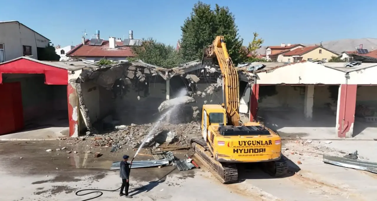 Ilgın'da yeni itfaiye binası için yıkım başladı