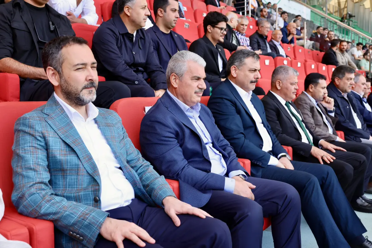 İçişleri Bakanı Mustafa Çiftçi, Konyaspor-Başakşehir maçını tribünden izliyor