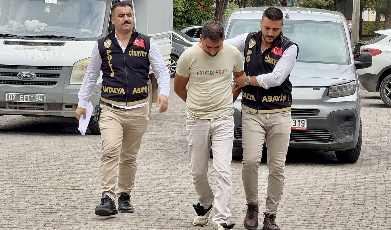 Antalya'da birlikte yaşadığı kadını öldürüp Konya'da teslim olan zanlı adliyeye sevk edildi