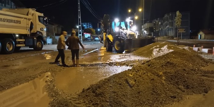 Konya'nın bu ilçesinde sağanak yağış sele neden oldu: Yollar kapandı