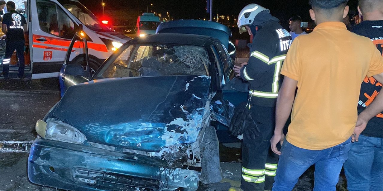 Hafif ticari araç ile otomobil çarpıştı, 4 kişi yaralandı