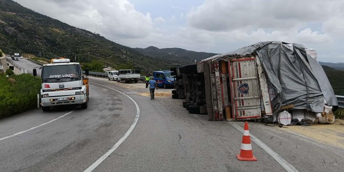 Konya-Antalya yolunda saman tüklü Tır devrildi: 1 Yaralı