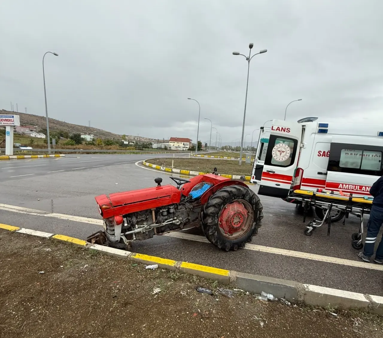 Konya’da traktör ile otomobil çarpıştı: 3 yaralı