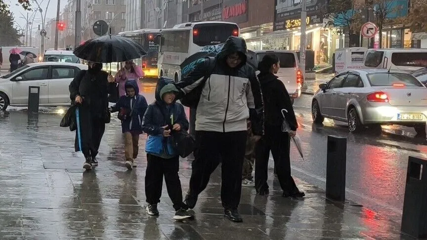 İstanbul'da olumsuz hava koşulları nedeniyle yarın eğitime 1 gün süreyle ara verildi