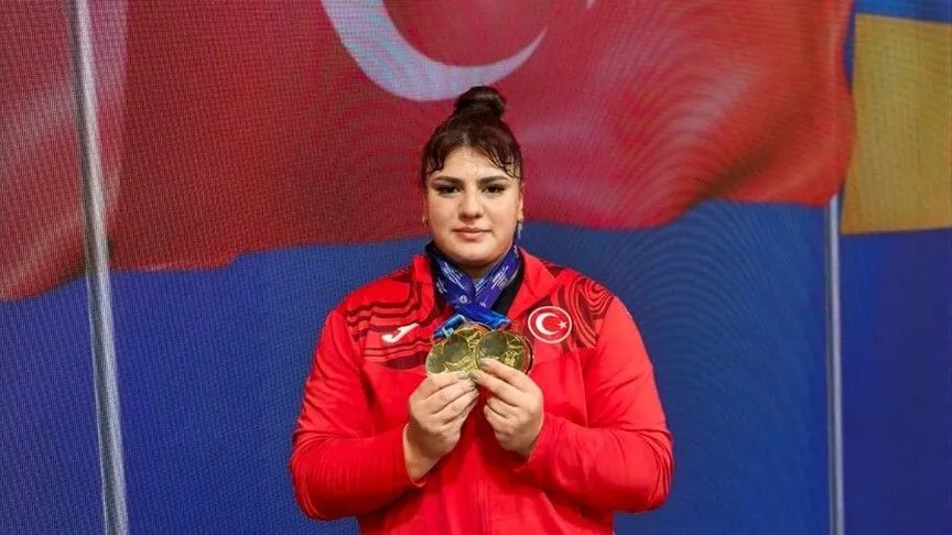 Milli halterci Tuana Süren, Avrupa Gençler Şampiyonası'nda 3 altın madalya elde etti