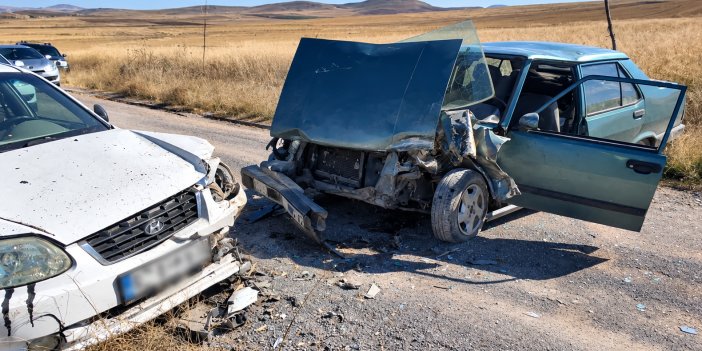 Konya'da iki otomobil kafa kafaya çarpıştı: 4 yaralı