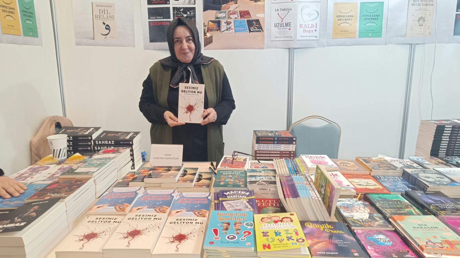 Ödüllü Yazar  Koçak, Yeni Eserini Okurlarına İmzaladı