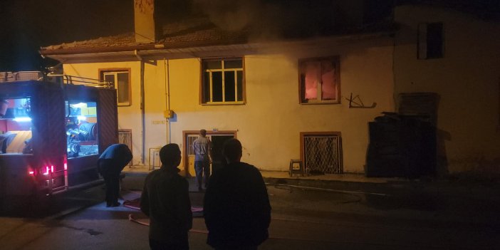 Konya'da 2 katlı müstakil evde yangın çıktı