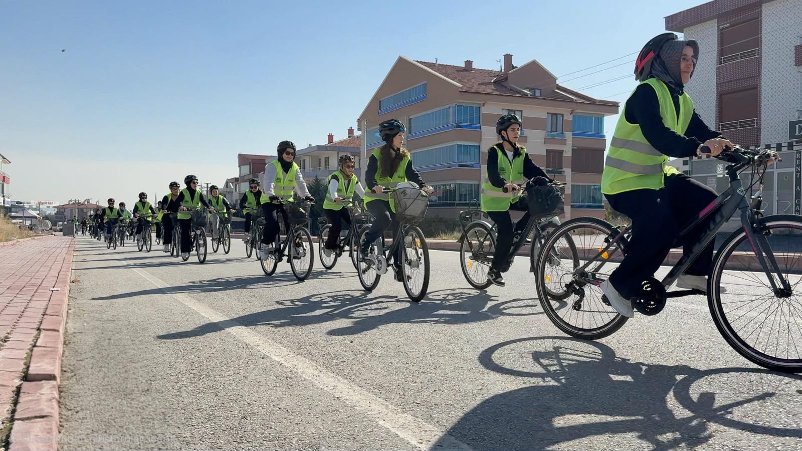 Konya Büyükşehir’in “Bisiklet Dostu Okul” Projesiyle Öğrenciler Pedal Çeviriyor