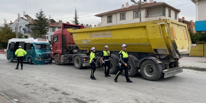Konya'da hafriyat yüklü kamyon ile minibüs çarpıştı: Kaza anı kamerada!