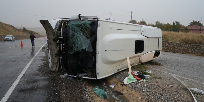 Konya yolunda işçi servisi devrildi: 15 yaralı!