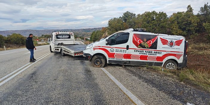 Konya yolunda özel cenaze nakil aracı şarampole devrildi: 1 yaralı