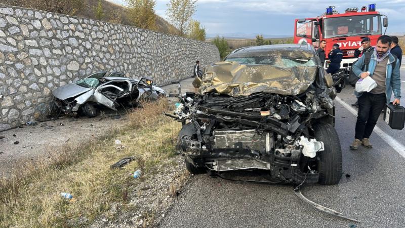 Çorum'da iki otomobil çarpıştı: 4 ölü, 2 yaralı