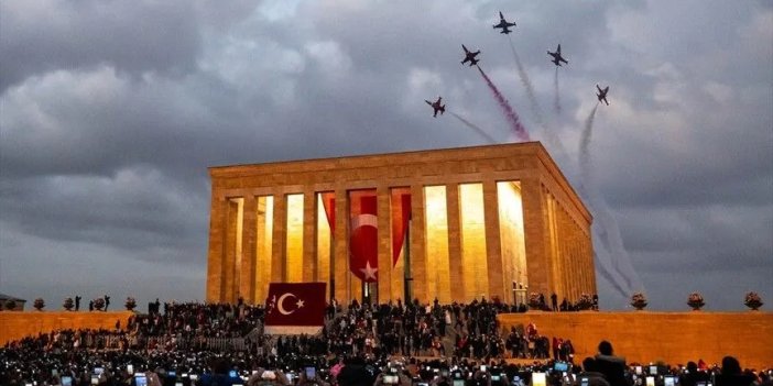 Türk Yıldızları'ndan Cumhuriyet Bayramı'nda Anıtkabir üzerinde saygı uçuşu