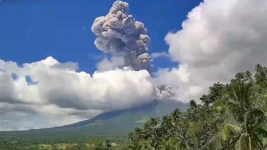Filipinler'deki Mayon Yanardağı’nda patlama yaşandı