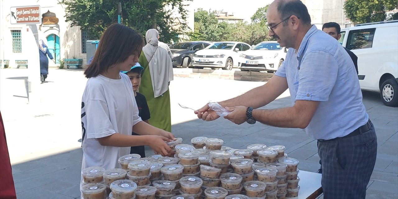Konya'da vatandaşlara aşure dağıtıldı