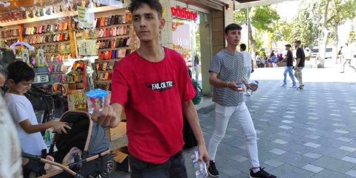 Konya'da sıcaktan bunalanlara su dağıtan esnaf takdir topladı