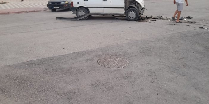 Konya'da iki araç kafa kafaya çarpıştı: Yaralılar var